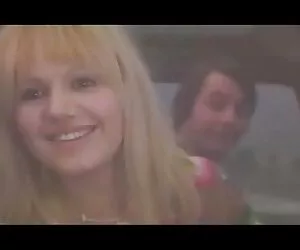 Hottie con tette porno alta risoluzione piccole in rosso scopata