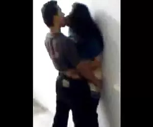 Giovane ragazza prende 2 grandi cazzi neri mentre il marito prende in video video hard gratis in hd