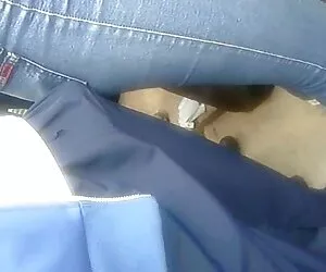 Sexy dai capelli corti bionda si diverte con dildo in auto videoporno hd
